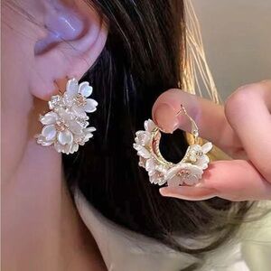 - Flower & Rhinestone Decor Earrings